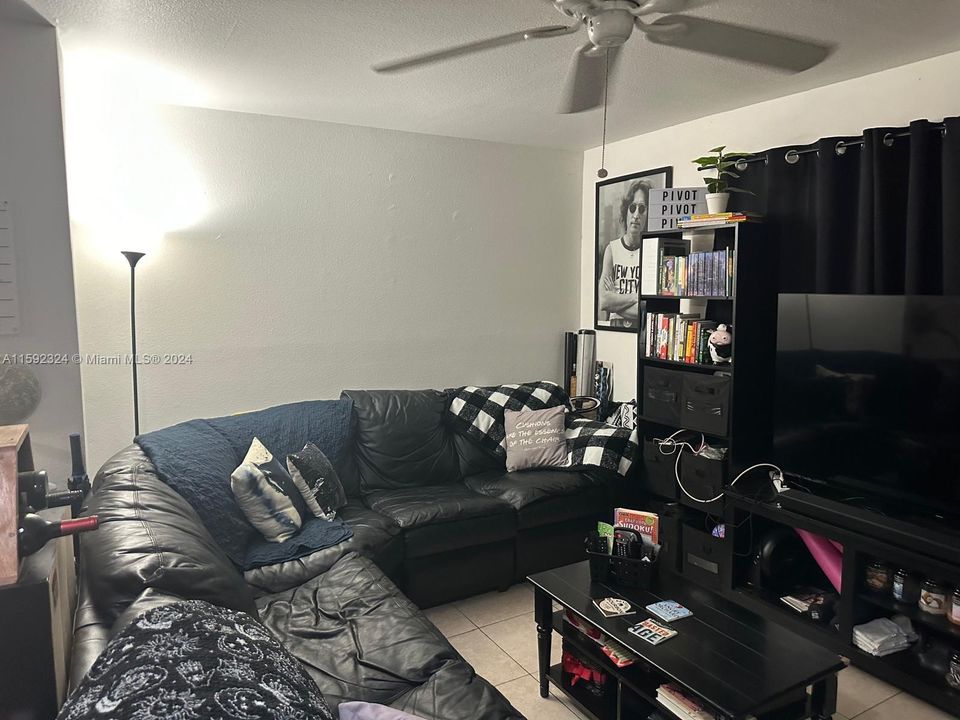 For Sale: $201,000 (1 beds, 1 baths, 595 Square Feet)