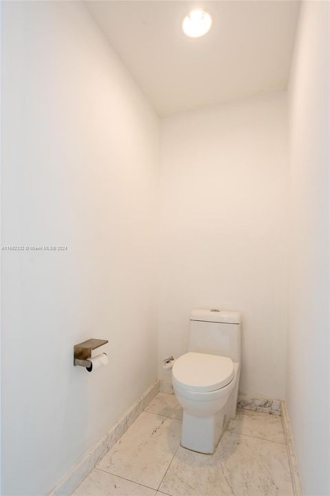 待售: $925,000 (2 贝兹, 2 浴室, 1073 平方英尺)