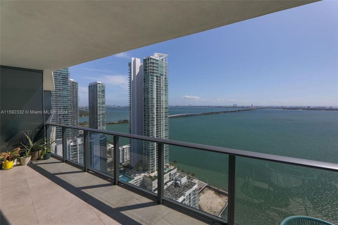 For Sale: $925,000 (2 beds, 2 baths, 1073 Square Feet)