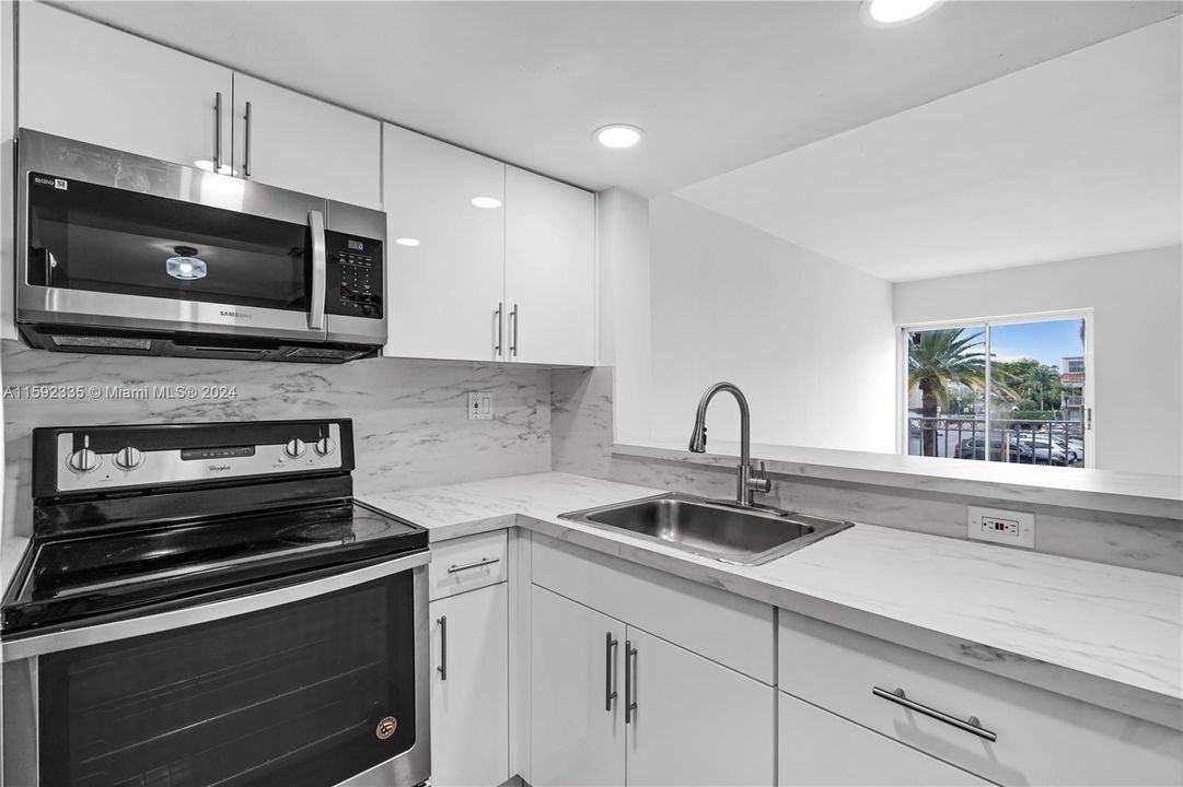 Active With Contract: $2,500 (2 beds, 2 baths, 859 Square Feet)