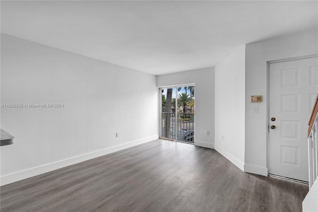 Active With Contract: $2,500 (2 beds, 2 baths, 859 Square Feet)