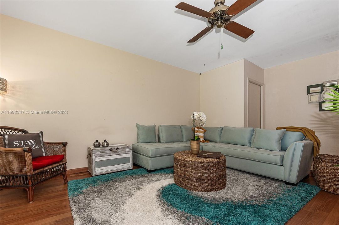 Active With Contract: $1,040,000 (3 beds, 2 baths, 1733 Square Feet)