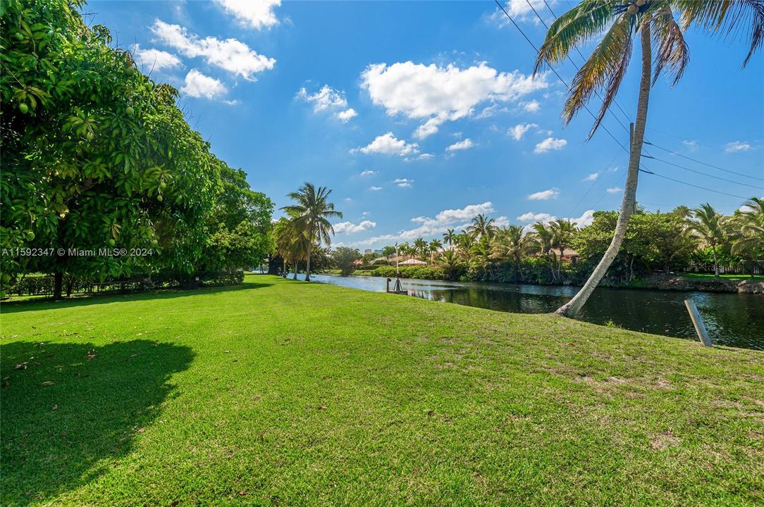 Active With Contract: $1,040,000 (3 beds, 2 baths, 1733 Square Feet)