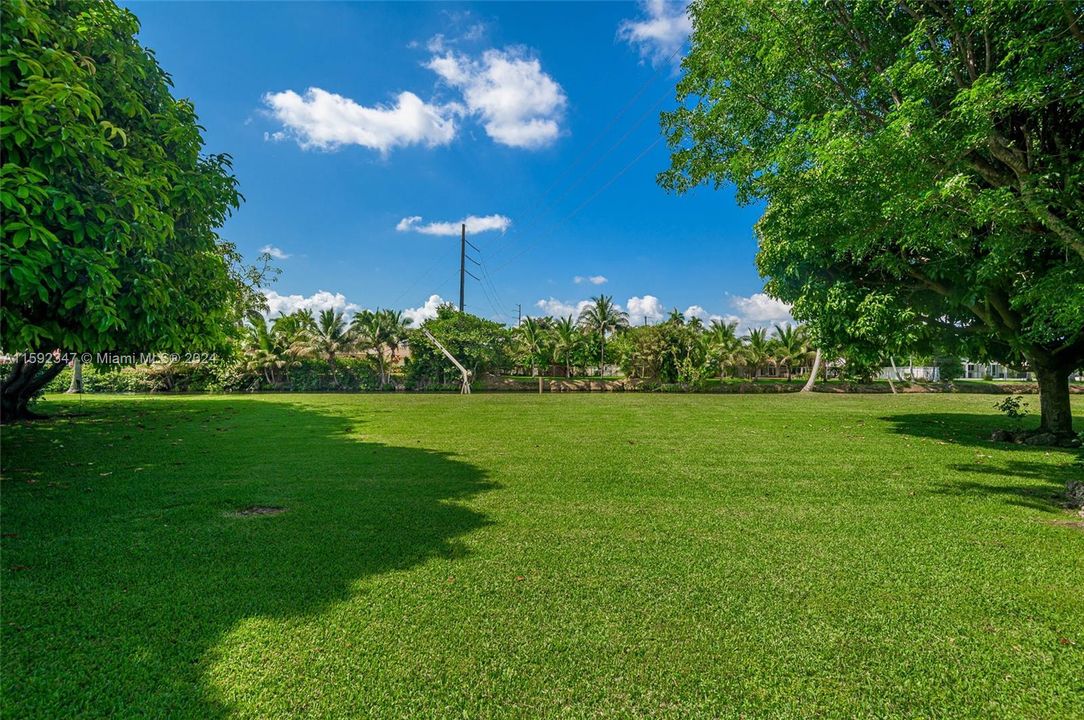 Active With Contract: $1,040,000 (3 beds, 2 baths, 1733 Square Feet)