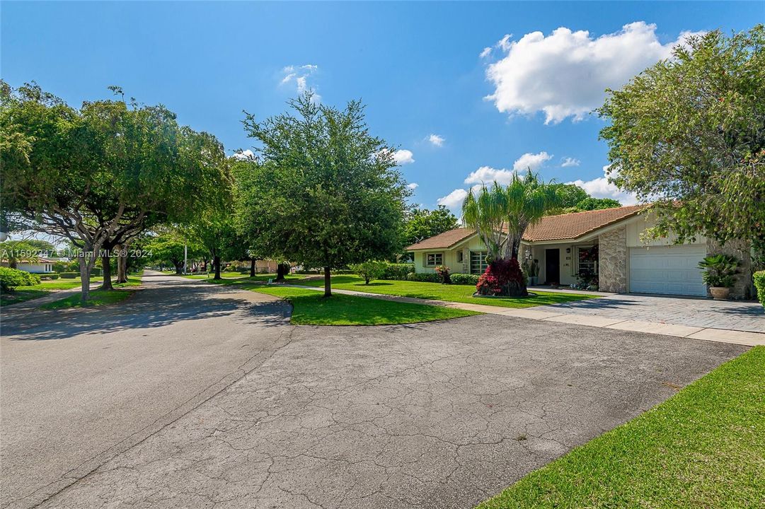 Active With Contract: $1,040,000 (3 beds, 2 baths, 1733 Square Feet)