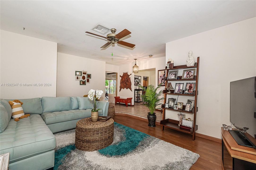 Active With Contract: $1,040,000 (3 beds, 2 baths, 1733 Square Feet)