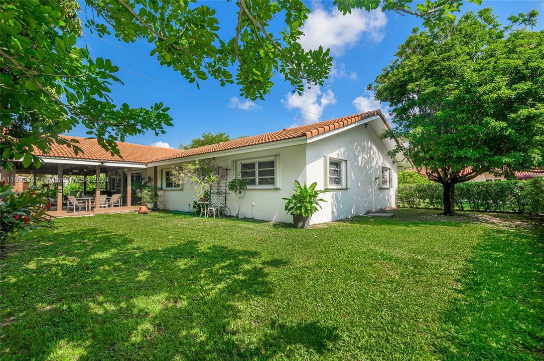 Active With Contract: $1,040,000 (3 beds, 2 baths, 1733 Square Feet)