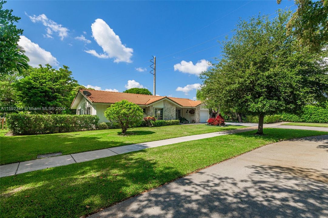 Active With Contract: $1,040,000 (3 beds, 2 baths, 1733 Square Feet)