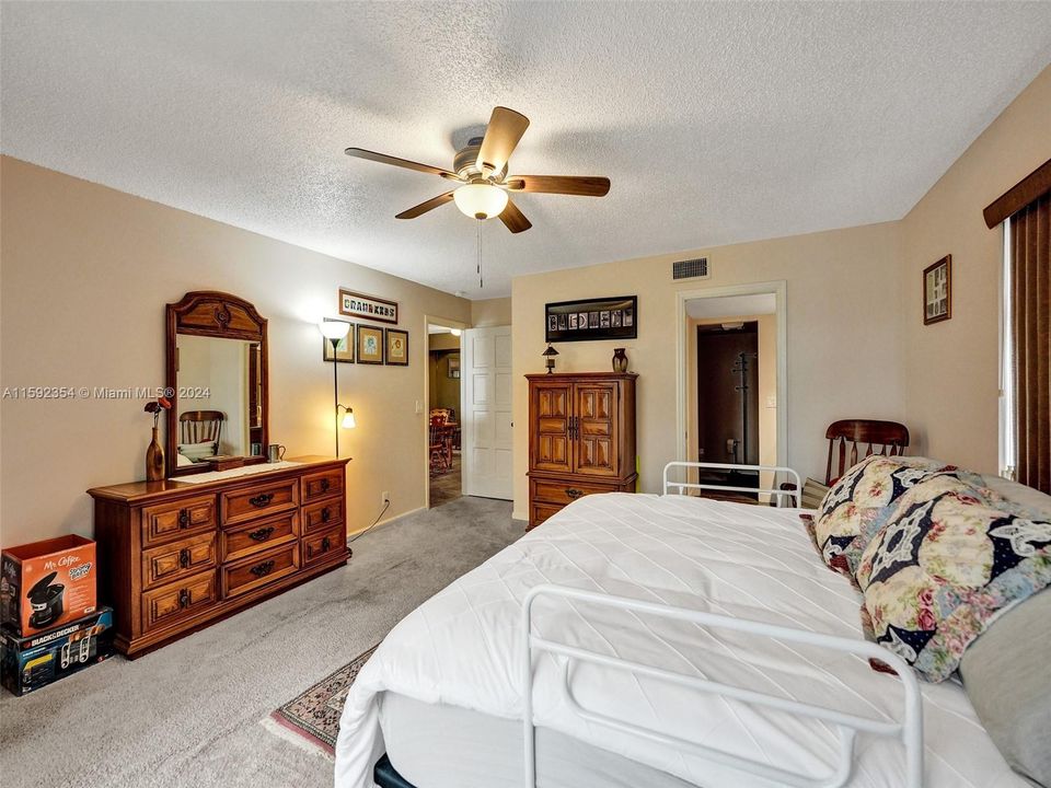 For Sale: $419,900 (2 beds, 2 baths, 1240 Square Feet)