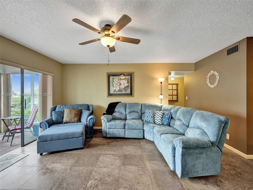 For Sale: $419,900 (2 beds, 2 baths, 1240 Square Feet)