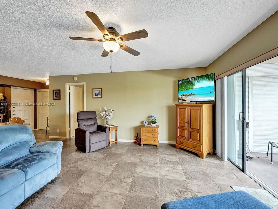 For Sale: $419,900 (2 beds, 2 baths, 1240 Square Feet)