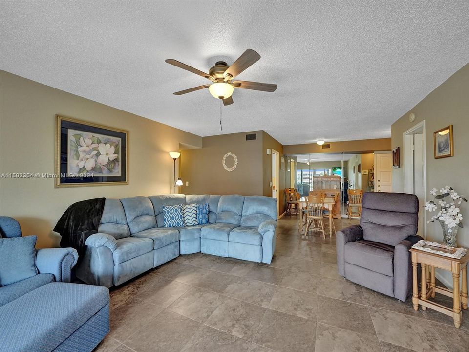 For Sale: $419,900 (2 beds, 2 baths, 1240 Square Feet)