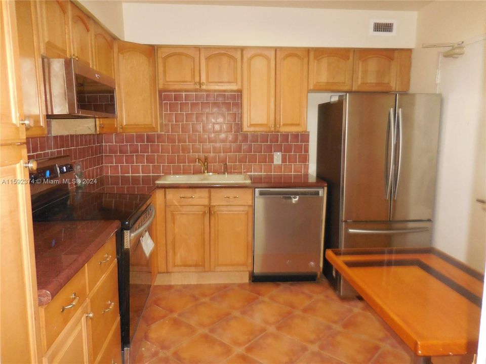 Active With Contract: $3,600 (2 beds, 2 baths, 1350 Square Feet)