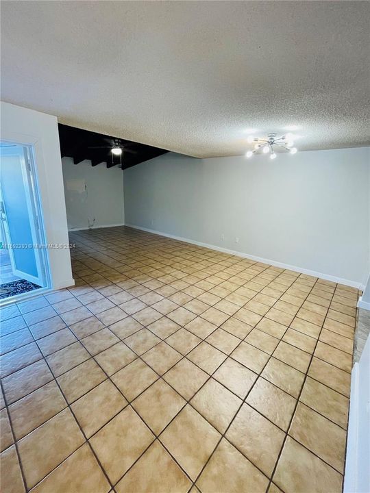 Active With Contract: $3,100 (3 beds, 2 baths, 1378 Square Feet)