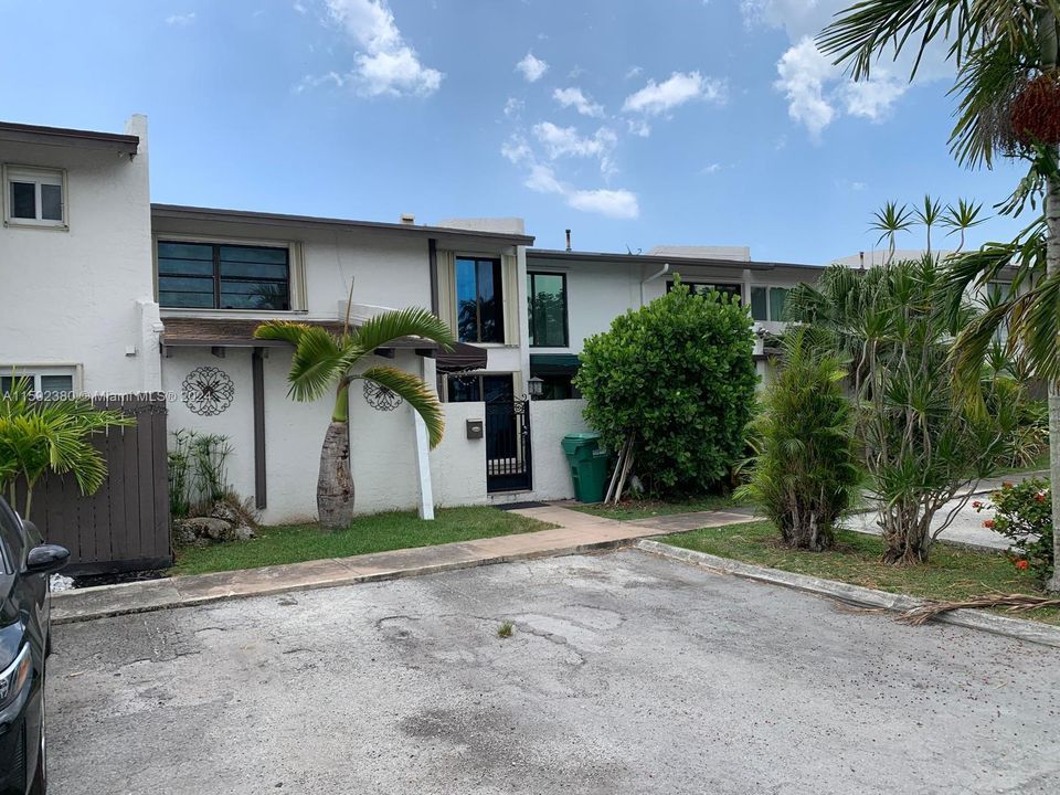 Active With Contract: $3,100 (3 beds, 2 baths, 1378 Square Feet)