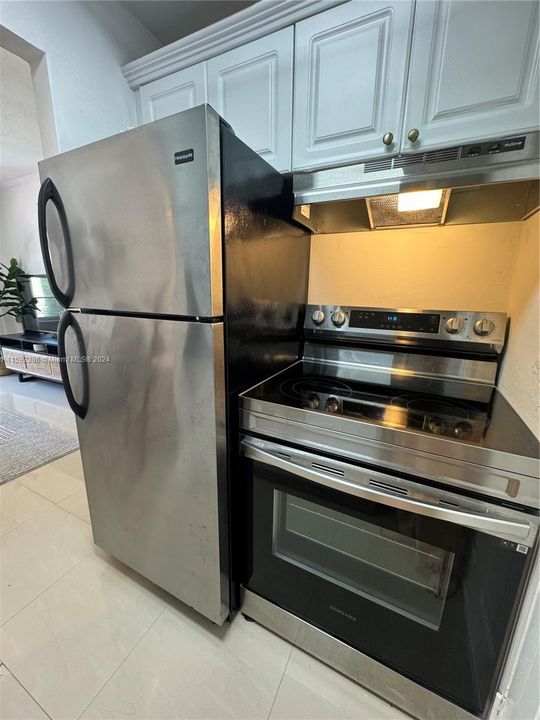 Active With Contract: $345,000 (1 beds, 1 baths, 433 Square Feet)