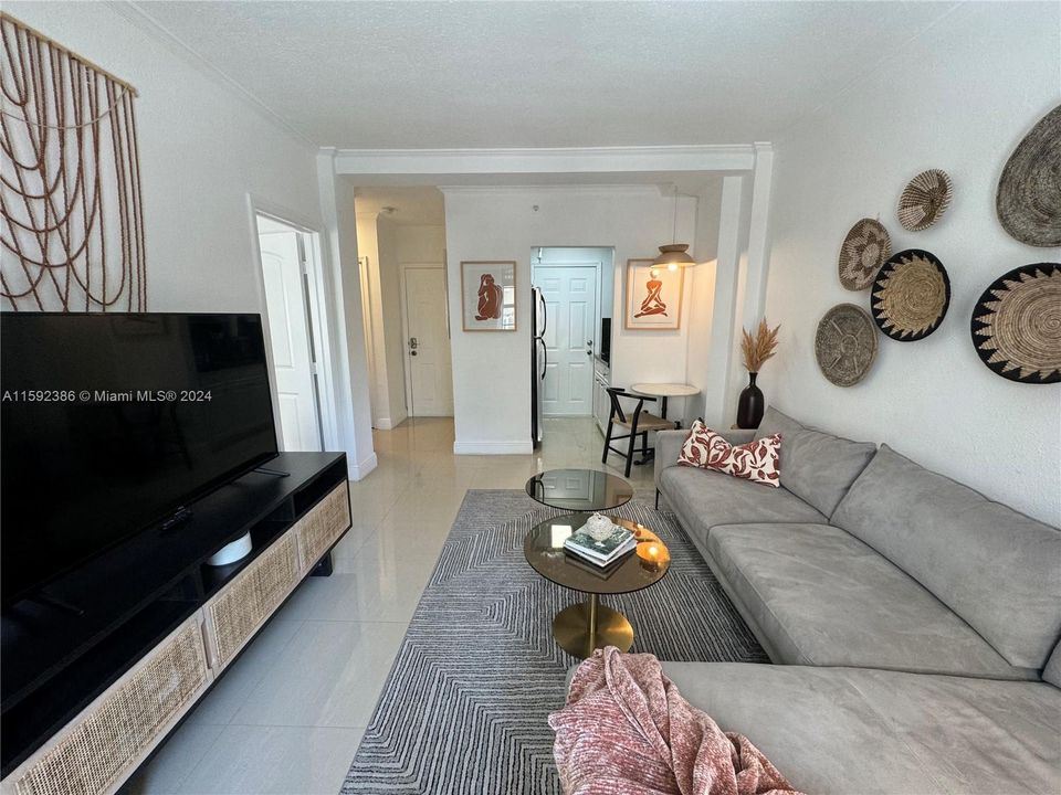 Active With Contract: $345,000 (1 beds, 1 baths, 433 Square Feet)