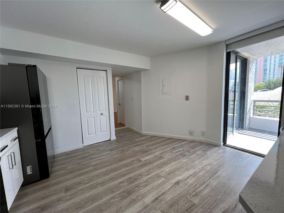 For Rent: $2,780 (2 beds, 1 baths, 1302 Square Feet)