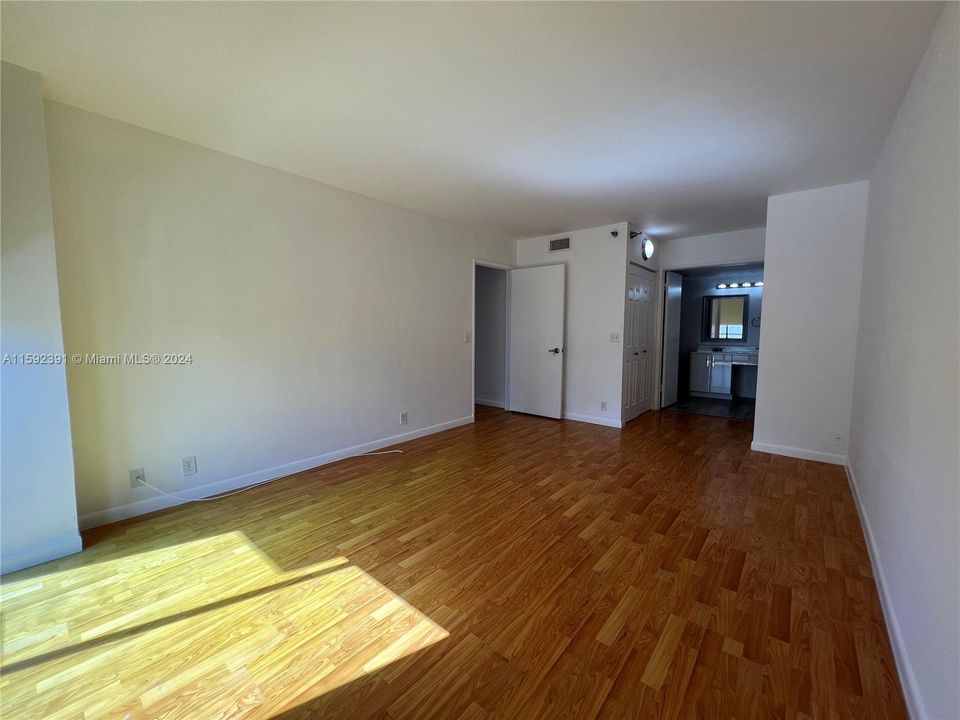 For Rent: $2,780 (2 beds, 1 baths, 1302 Square Feet)