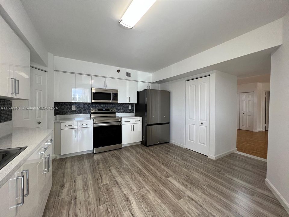 For Rent: $2,780 (2 beds, 1 baths, 1302 Square Feet)