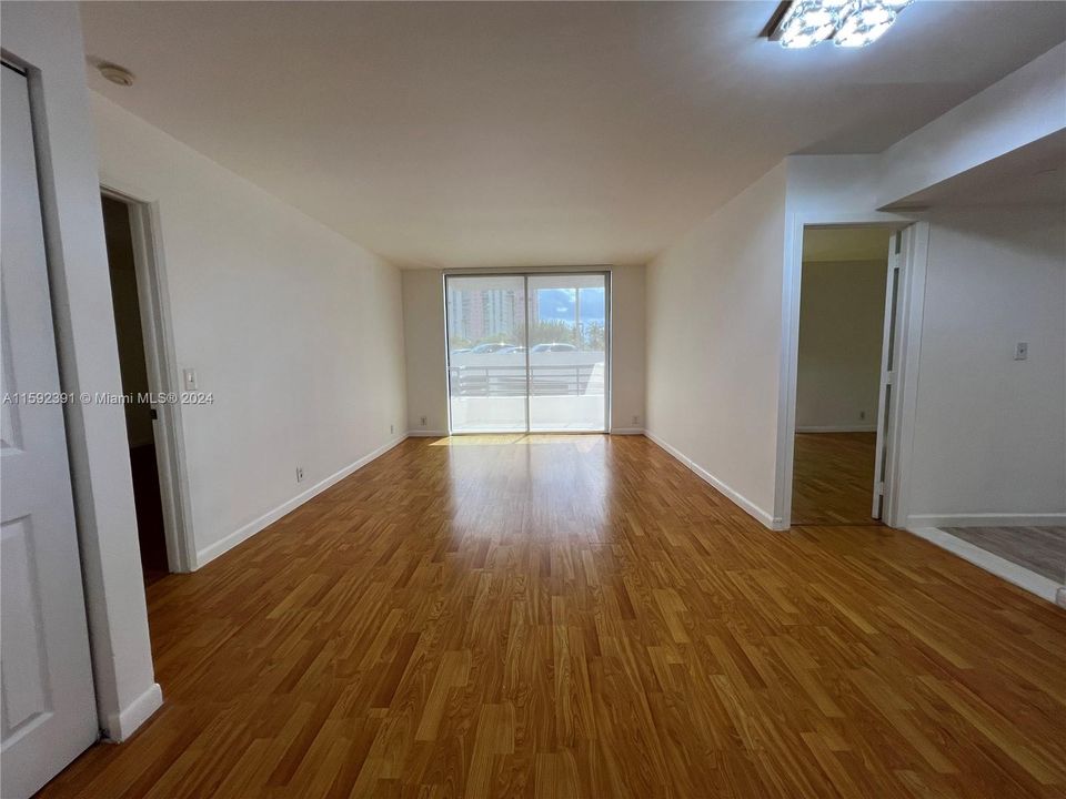 For Rent: $2,780 (2 beds, 1 baths, 1302 Square Feet)