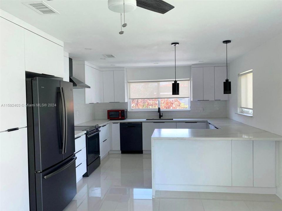 Active With Contract: $3,500 (3 beds, 1 baths, 1911 Square Feet)