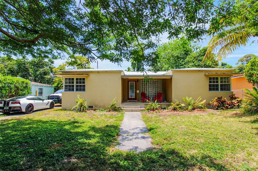 For Sale: $1,100,000 (4 beds, 2 baths, 1520 Square Feet)