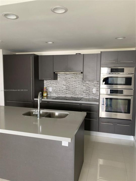Active With Contract: $320,000 (1 beds, 1 baths, 765 Square Feet)
