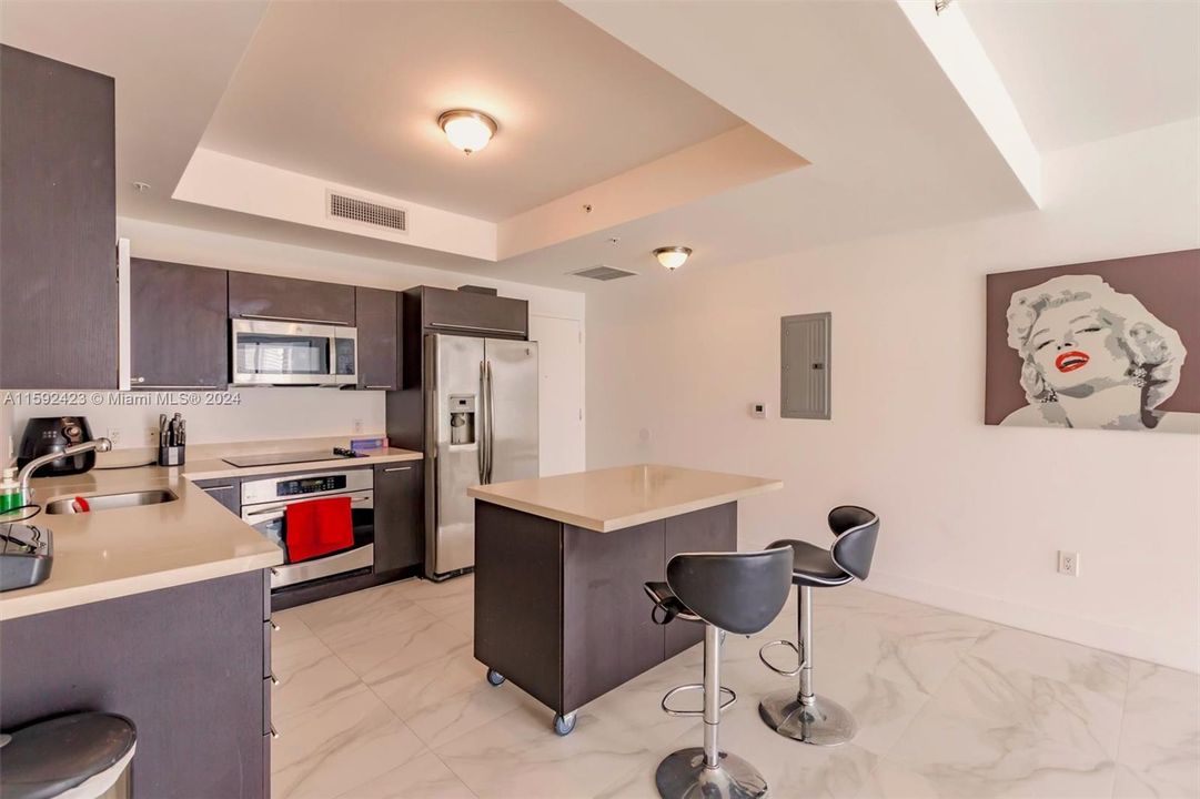 For Sale: $600,000 (2 beds, 2 baths, 1129 Square Feet)