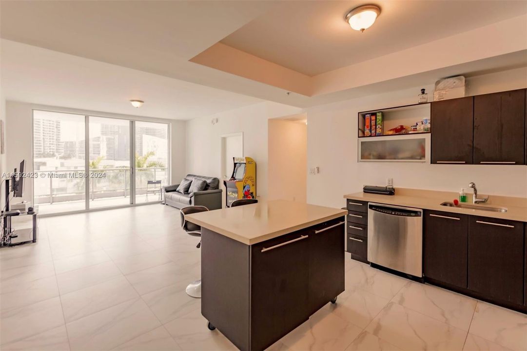 For Sale: $600,000 (2 beds, 2 baths, 1129 Square Feet)