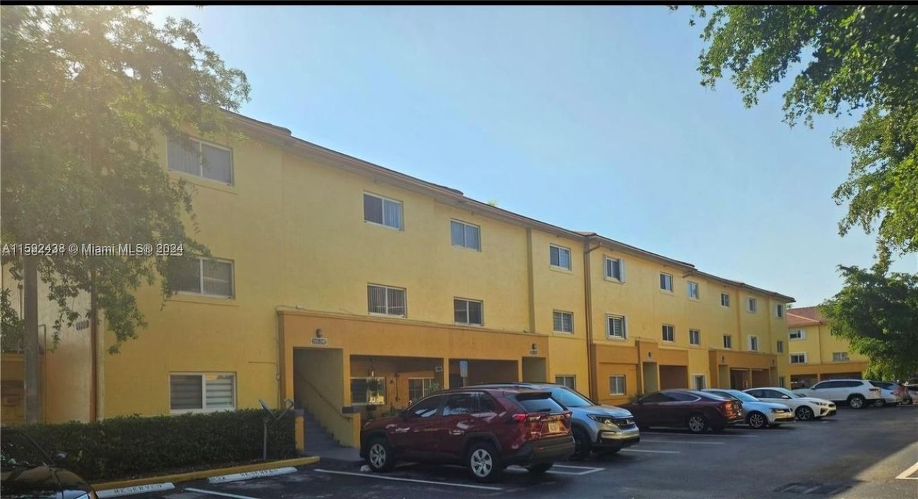 Recently Rented: $2,700 (3 beds, 2 baths, 1325 Square Feet)