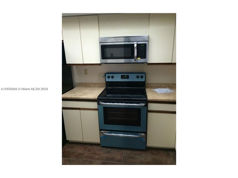 Active With Contract: $2,750 (1 beds, 1 baths, 836 Square Feet)