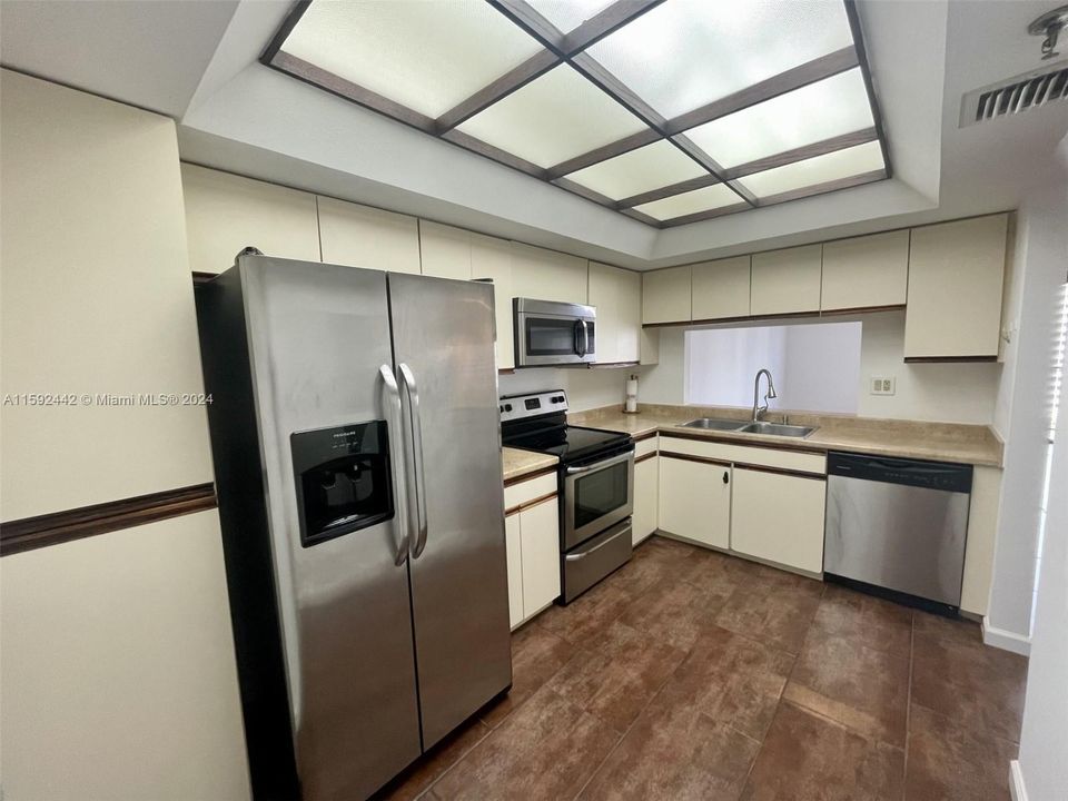 Active With Contract: $2,750 (1 beds, 1 baths, 836 Square Feet)