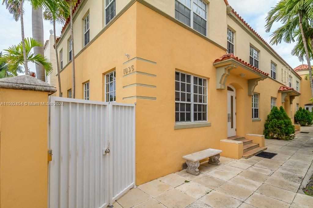 Active With Contract: $1,750 (0 beds, 1 baths, 450 Square Feet)