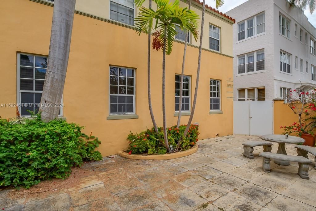 Active With Contract: $1,750 (0 beds, 1 baths, 450 Square Feet)