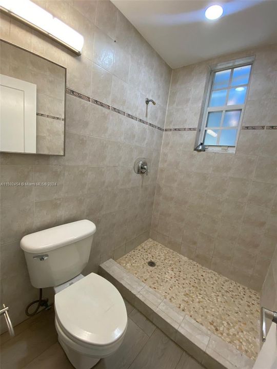 Active With Contract: $1,750 (0 beds, 1 baths, 450 Square Feet)