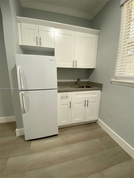 Active With Contract: $1,750 (0 beds, 1 baths, 450 Square Feet)