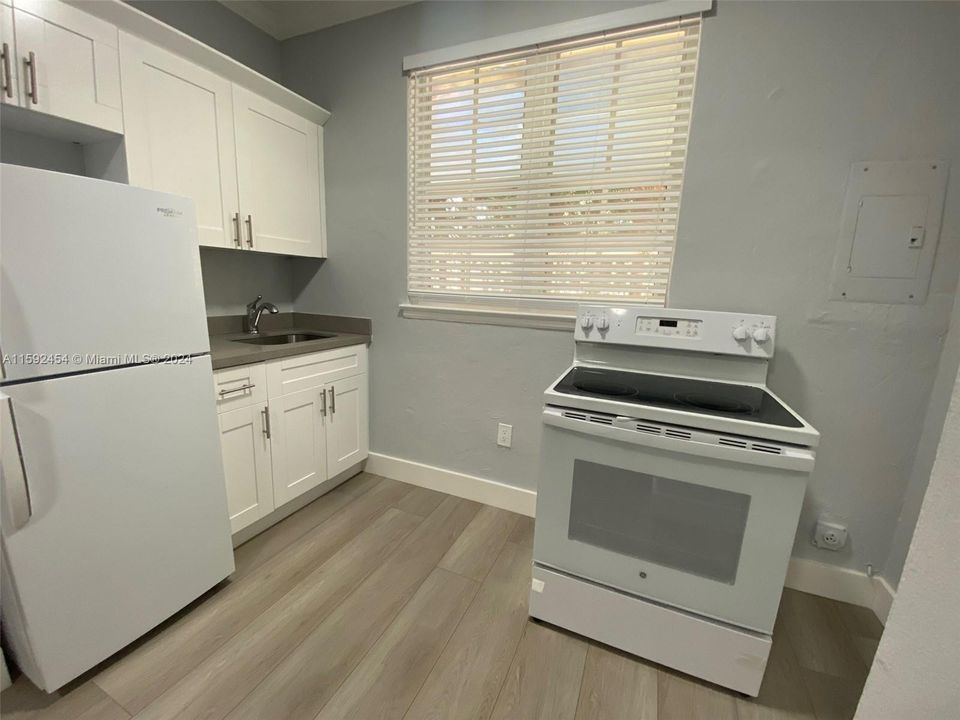 Active With Contract: $1,750 (0 beds, 1 baths, 450 Square Feet)