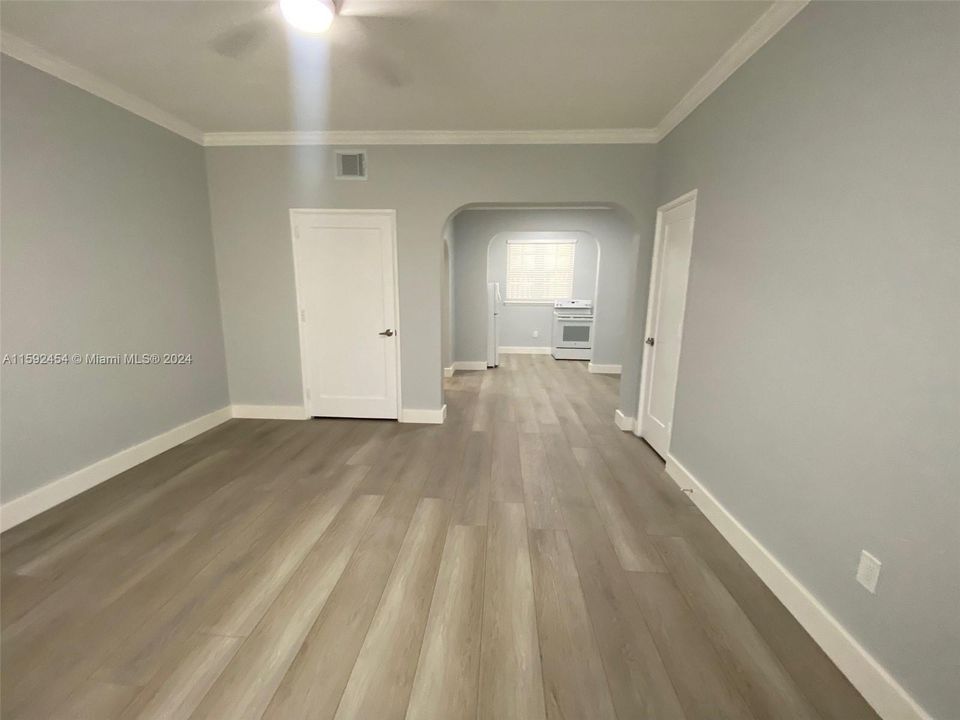 Active With Contract: $1,750 (0 beds, 1 baths, 450 Square Feet)