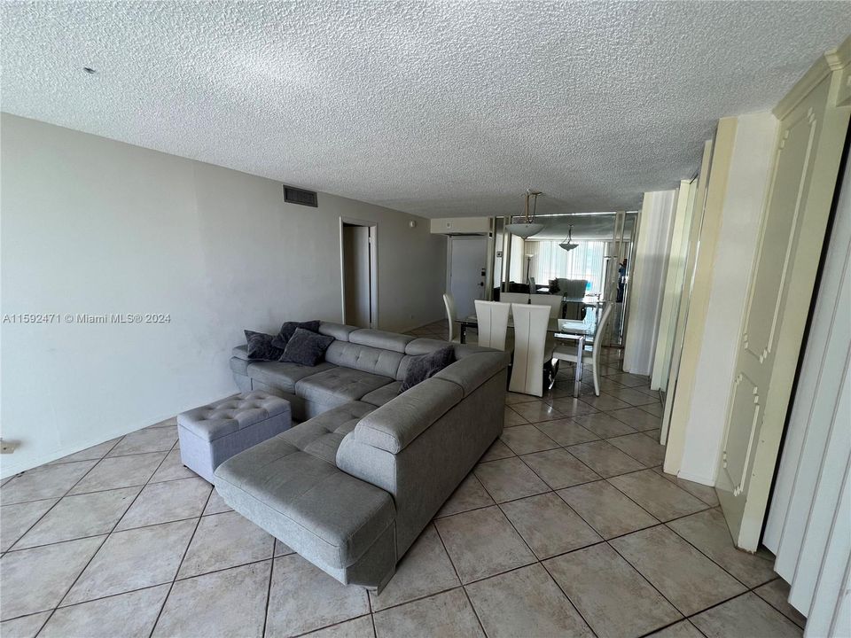 For Sale: $549,900 (2 beds, 2 baths, 1290 Square Feet)