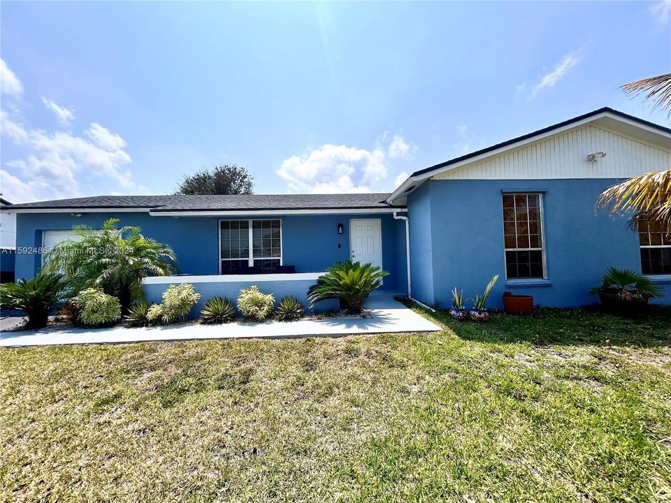 Active With Contract: $3,100 (3 beds, 2 baths, 1334 Square Feet)