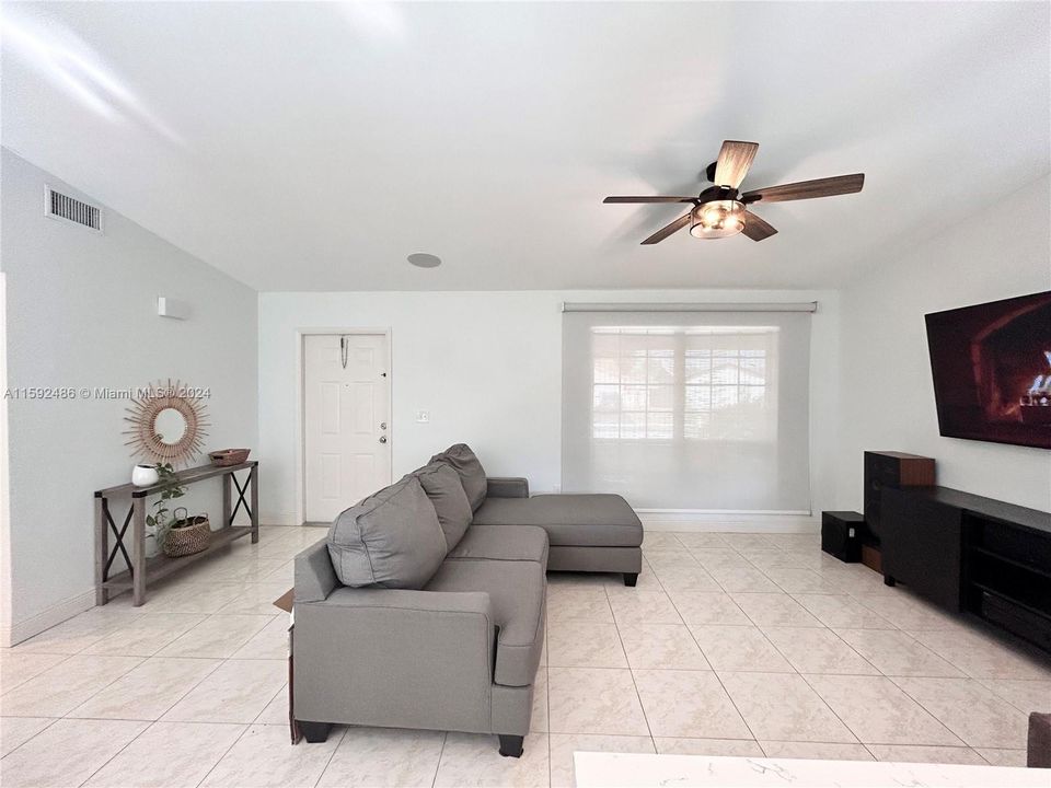 Active With Contract: $3,100 (3 beds, 2 baths, 1334 Square Feet)