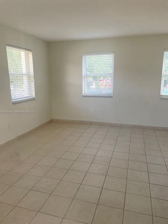 For Rent: $2,700 (2 beds, 1 baths, 1120 Square Feet)