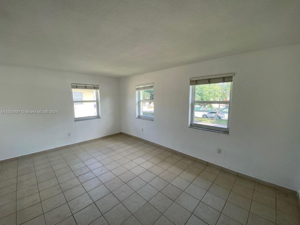 For Rent: $2,700 (2 beds, 1 baths, 1120 Square Feet)