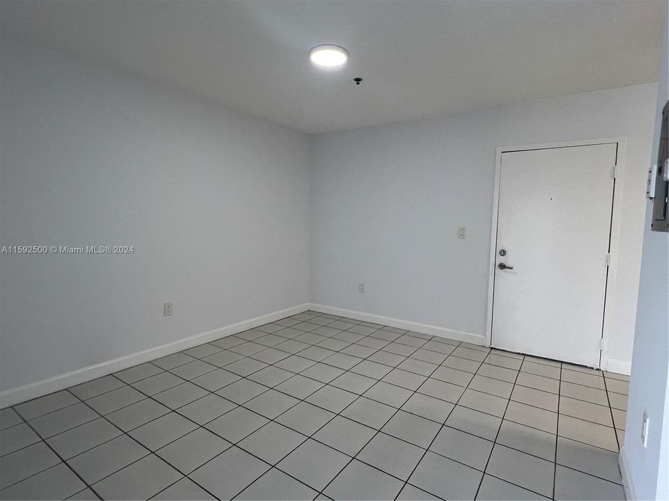 For Rent: $2,300 (2 beds, 1 baths, 685 Square Feet)