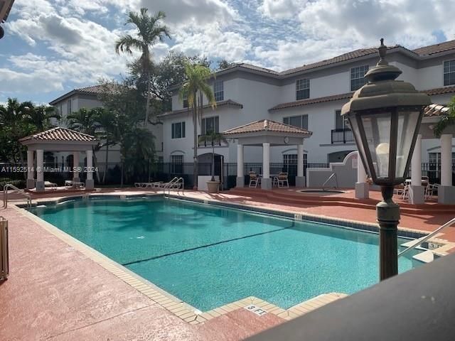 Active With Contract: $2,700 (3 beds, 3 baths, 1285 Square Feet)