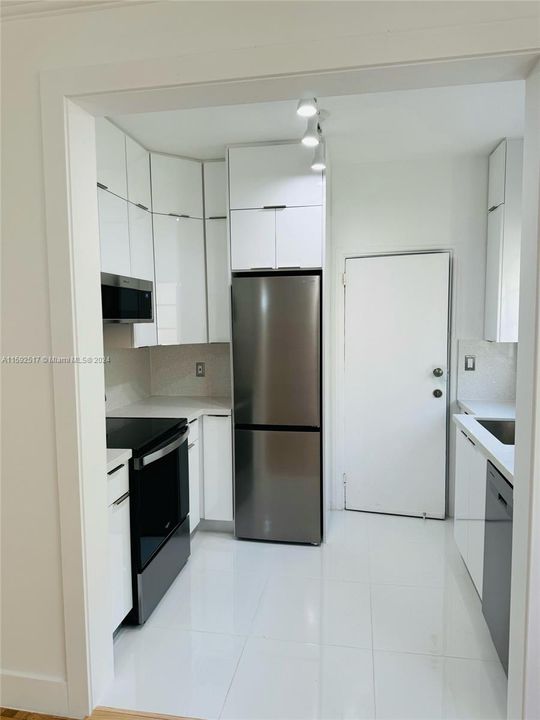 For Rent: $3,950 (2 beds, 2 baths, 1200 Square Feet)