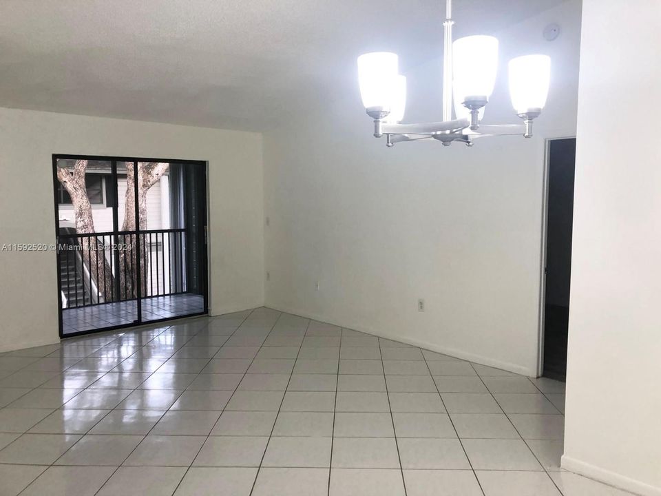 For Sale: $255,000 (2 beds, 2 baths, 917 Square Feet)