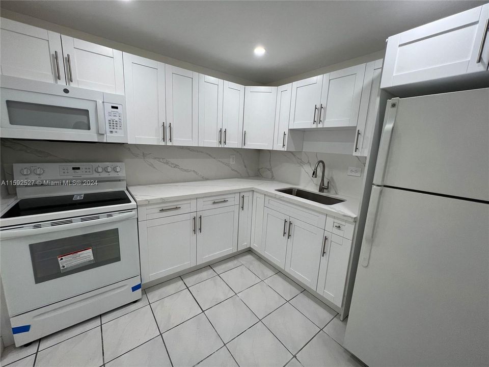 Active With Contract: $1,900 (1 beds, 1 baths, 780 Square Feet)