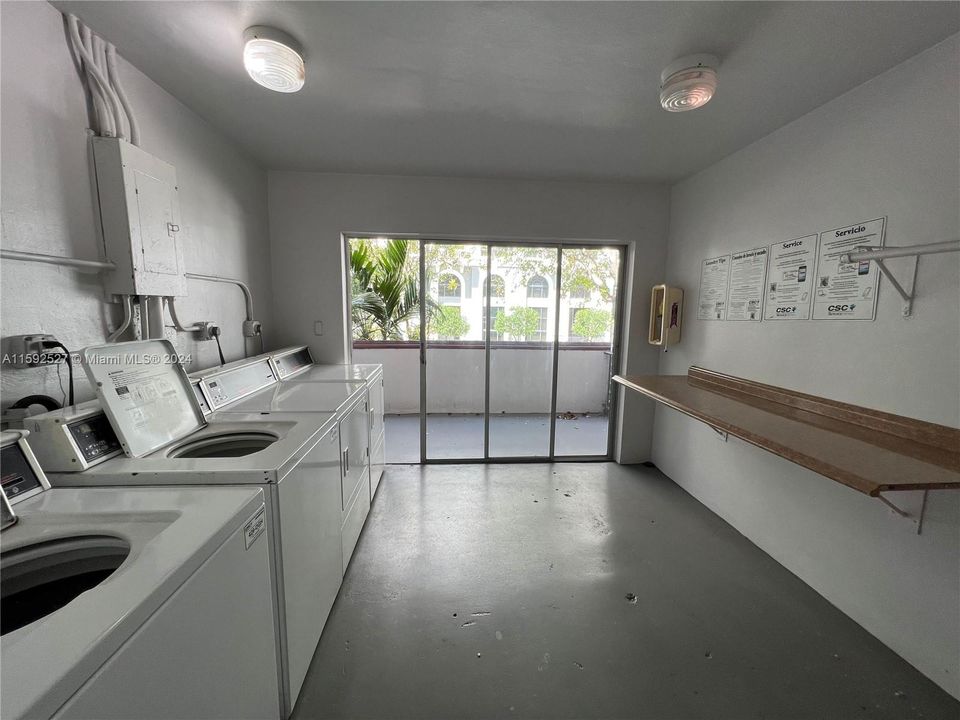 Active With Contract: $1,900 (1 beds, 1 baths, 780 Square Feet)